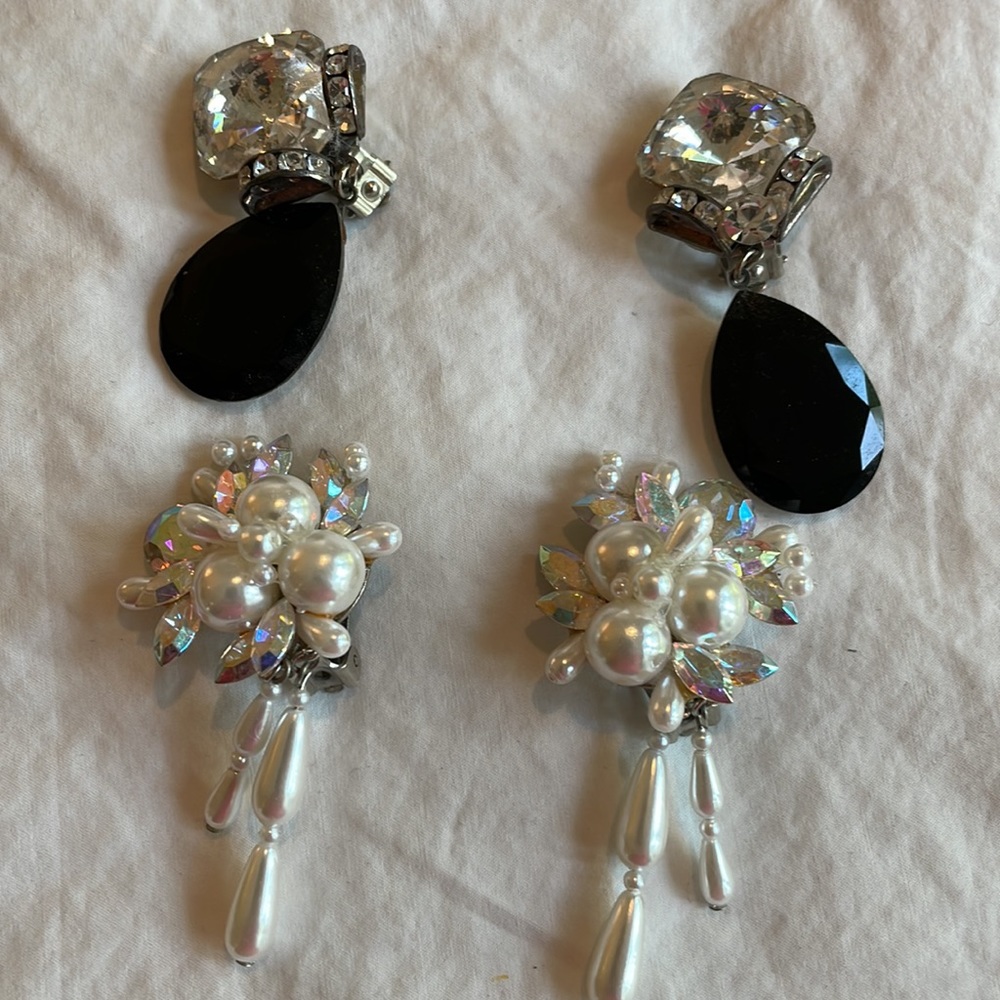 Lot of jewelry.  Broaches, earrings, bracelets, pendants. - Picture 4 of 6